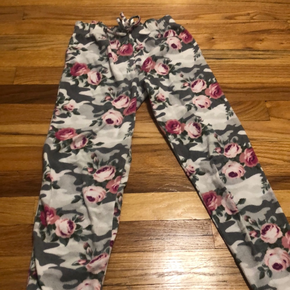 Gray Camo and Pink Rose Patterned Soft, Fleece Pajama Pants for Girls 10